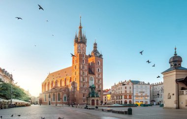 Gün doğumunda Krakow Pazar meydanında Mariacki Katedrali, Polonya
