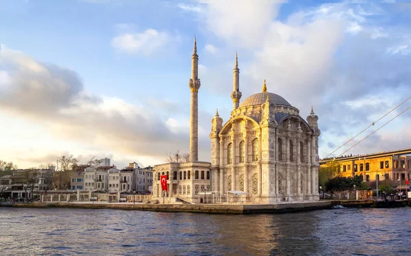Schöne Landschaft ortakoy Moschee und Bosporus-Brücke, istanbul Türkei, beste touristische Destination von istanbul. — Stockfoto