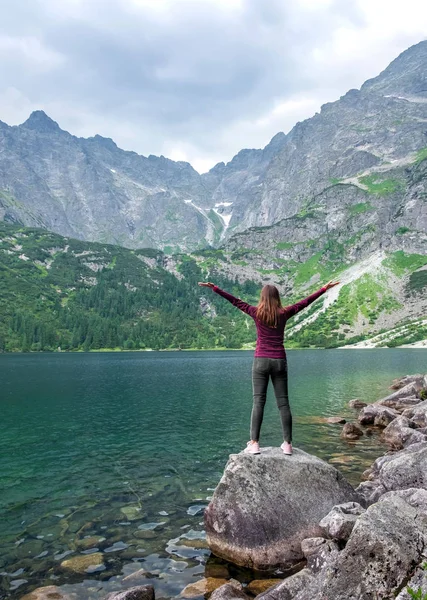 Joven turista en el lago Morskie Oko (Sea Eye), Zakopane, Polonia, High Tatras —  Fotos de Stock