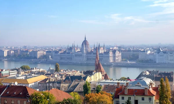 The magnificent panorama of Budapest, a view of the Danube, the parliament building and the city rooftops — Stock Photo, Image