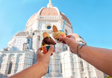 Floransa, İtalya, Avrupa 'nın tarihi merkezinde, Santa Maria del Fiore Katedrali' nin arka planında dondurmalı kadın elleri, ünlü bir turizm merkezi.
