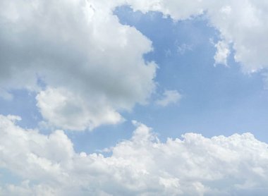 Beyaz bulutlu mavi gökyüzü