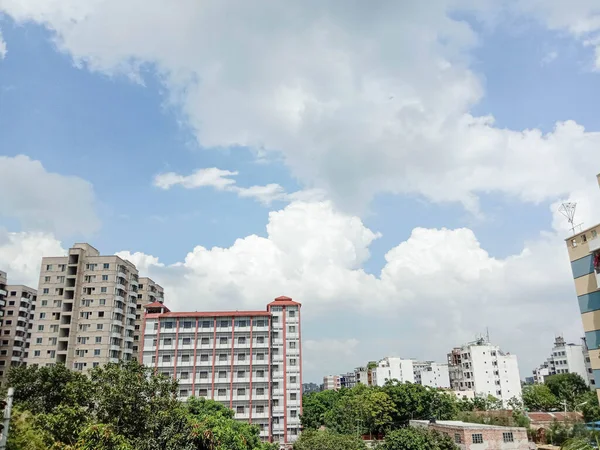 Cielo Azul Con Vista Ciudad — Foto de Stock