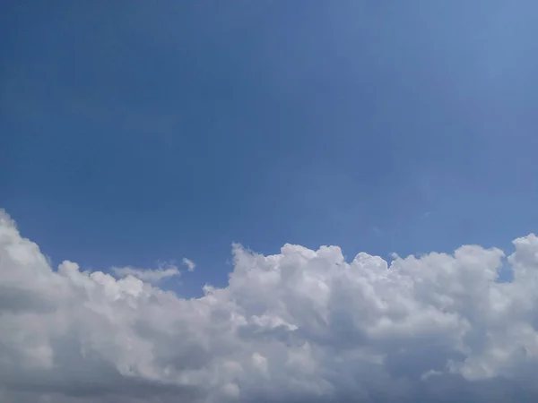 Céu Azul Com Nuvem Branca — Fotografia de Stock