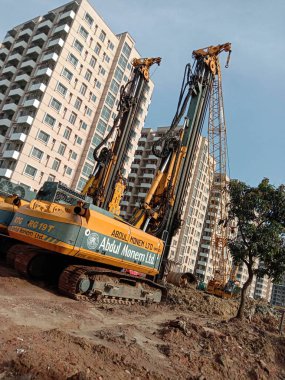 Vinçli ve binalı inşaat alanı