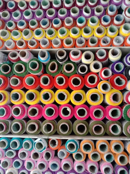 店内の複数の色糸の背景 — ストック写真