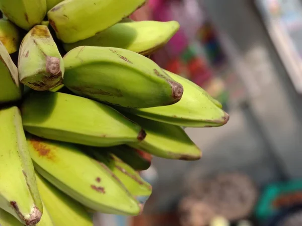有模糊背景的美味健康生香蕉束 — 图库照片
