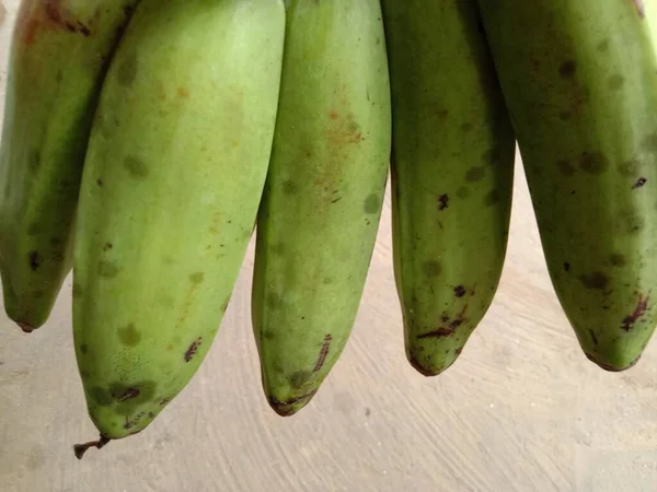 Leckeres Und Gesundes Rohes Bananenbündel Mit Unscharfem Hintergrund — Stockfoto