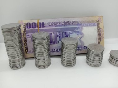 Bangladeş banknotu ve para beyaz arkaplanda