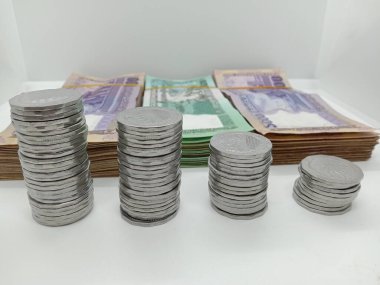 Bangladeş banknot destesi ve para beyaz arka planda