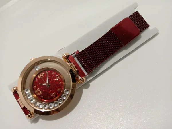 Vermelho Colorido Relógio Closeup Fundo Cinza — Fotografia de Stock