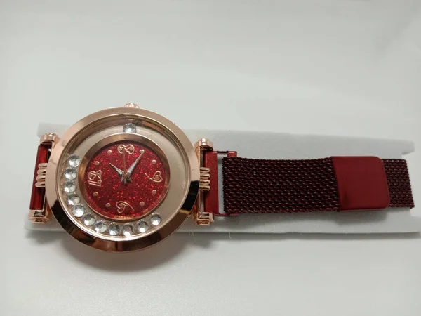 Vermelho Colorido Relógio Closeup Fundo Cinza — Fotografia de Stock