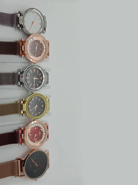 Meerdere Gekleurde Horloge Voorraad Grijze Achtergrond — Stockfoto