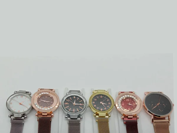 Многоцветные Часы Сером Фоне — стоковое фото