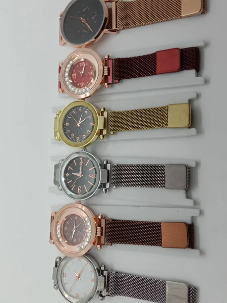 グレーの背景に複数の色の時計在庫 — ストック写真