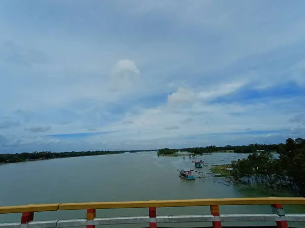 河上有天空的混凝土桥 — 图库照片