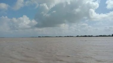 Nehir manzarası ve mavi gökyüzü görüntüleri