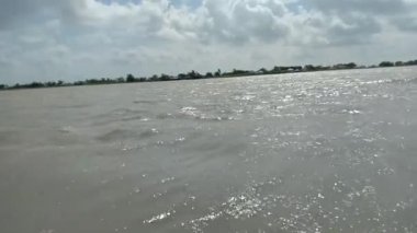 Nehir manzarası ve mavi gökyüzü görüntüleri