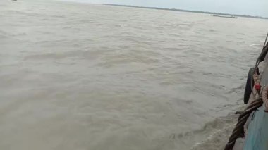 Nehir manzarası ve mavi gökyüzü görüntüleri