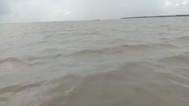 Nehir manzarası ve mavi gökyüzü görüntüleri