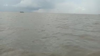 Nehir manzarası ve mavi gökyüzü görüntüleri