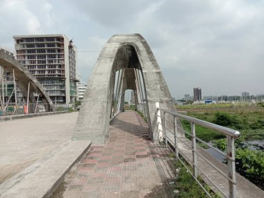 Göl üzerindeki çelik ve beton köprü