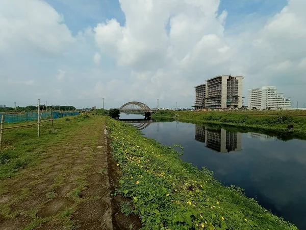 带有自然公寓的湖上的时髦钢桥和混凝土桥 — 图库照片