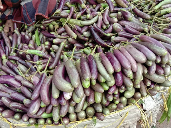 Taze Sağlıklı Çiğ Patlıcan Stoku — Stok fotoğraf