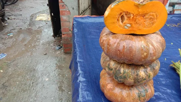 Piyasada Taze Sağlıklı Balkabağı Stoku Satılıyor — Stok fotoğraf