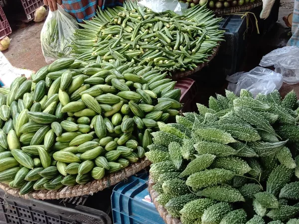 市場に出回っている緑の新鮮で健康的な野菜の在庫 — ストック写真