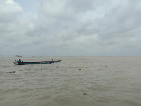 Bateau Pêche Bois Sur Rivière Avec Ciel — Photo