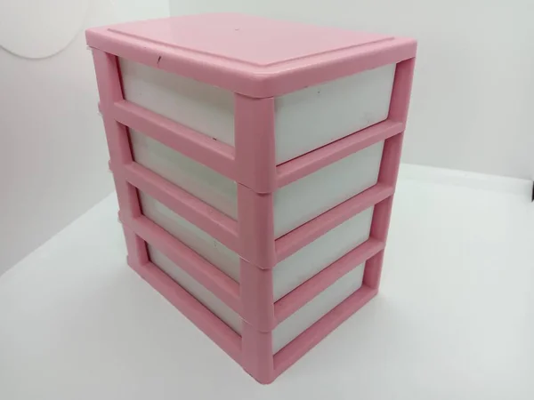 Ροζ Και Λευκό Χρώμα Πλαστική Ντουλάπα Παιχνίδι Λευκό Φόντο — Φωτογραφία Αρχείου