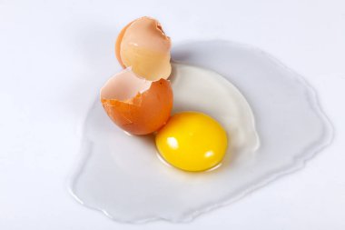 kırık yumurta ve yumurta sarısı,     