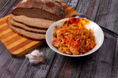 basit Rus gıda, lahana güveç çavdar ekmeği ile.   ,     