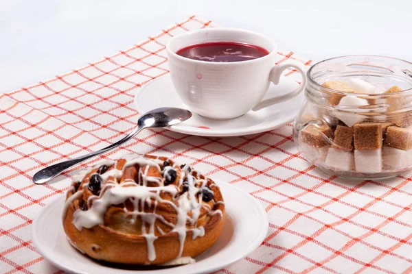 Pembe çay pasta krema ve kuru üzüm ile