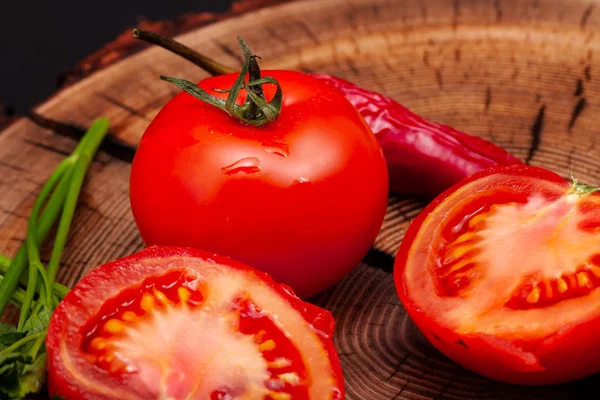 salata hazırlamak için dilim domates
