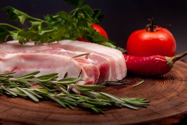 Izgara için taze domuz pişiriyorum.