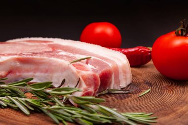 Izgara için taze domuz pişiriyorum.