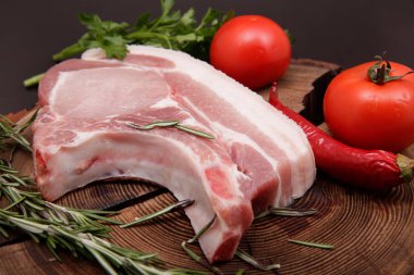 Izgara için taze domuz pişiriyorum.