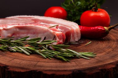 Izgara için taze domuz pişiriyorum.