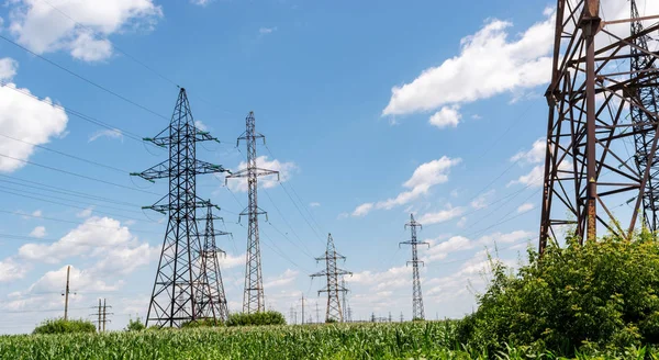 Elektrik Mavi Bulutlu Gökyüzü Arka Plan Üzerinde Kuleleri — Stok fotoğraf