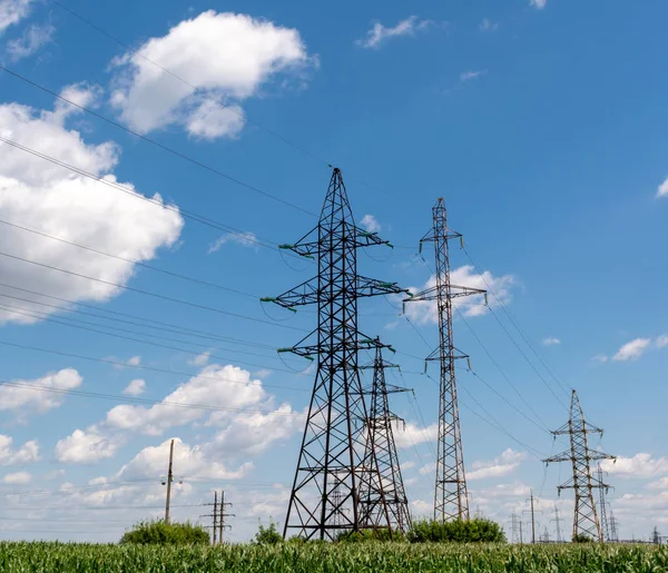 Elektrik Mavi Bulutlu Gökyüzü Arka Plan Üzerinde Kuleleri — Stok fotoğraf