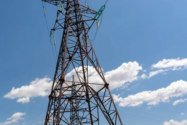 Elektrik Mavi Bulutlu Gökyüzü Arka Plan Üzerinde Kuleleri — Stok fotoğraf