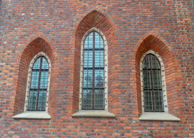 eski tuğla evde yüksek ve dar pencereler