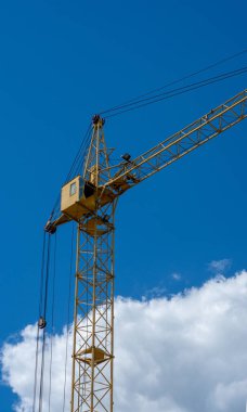üst kısmındaki mavi gökyüzü arka plan üzerinde inşaat vinç