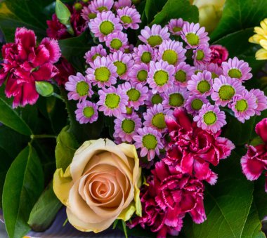 Karanfil ve papatya sarı gül buket