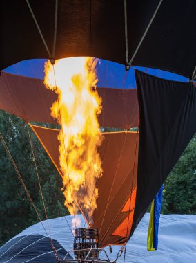 Dolum sıcak hava balonu. brülör ile alev
