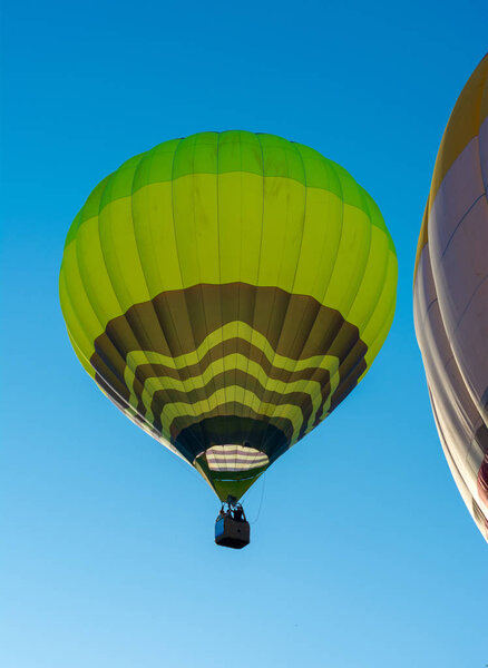 воздушный шар в воздухе днем
