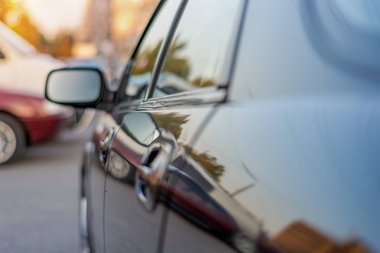 araba yan dikiz aynası sol tarafında