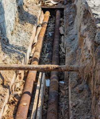 çukurda eski çelik boru